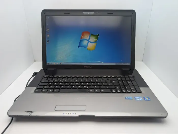 Ноутбук Medion Akoya E7218 / 17.3" (1600x900) TN / Intel Core i3-2310M (2 (4) ядра по 2.1 GHz) / 6 GB DDR3 / 750 GB HDD / Intel HD Graphics / WebCam / DVD-ROM / АКБ не тримає заряд б/в - зображення 2