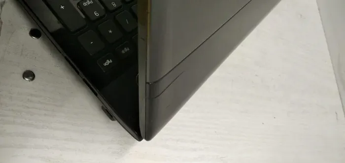 Ноутбук Б-клас Samsung NP300E5C / 15.6" (1366x768) TN / Intel Celeron B820 (2 ядра по 1.7 GHz) / 4 GB DDR3 / 500 GB HDD / nVidia GeForce GT 620M, 1 GB DDR3, 64-bit / WebCam / АКБ не тримає б/в - зображення 7