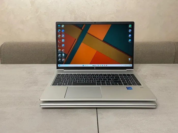 Ультрабук HP EliteBook 650 G10 / 15.6" (1920x1080) IPS / Intel Core i5-1345U (10 (12) ядер 3.5 - 4.7 GHz) / 16 GB DDR4 / 256 GB SSD M.2 / Intel Iris Xe Graphics / WebCam / Fingerprint б/в - зображення 2