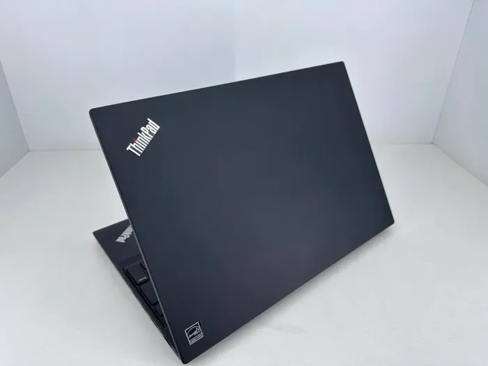 Ноутбук Lenovo ThinkPad T570 / 15.6" (1920x1080) TN / Intel Core i5-6300U (2 (4) ядра по 2.4 - 3.0 GHz) / 8 GB DDR4 / 256 GB SSD / Intel HD Graphics 520 / WebCam б/в - зображення 3