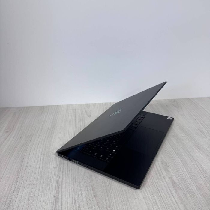 Ігровий ноутбук Razer Blade 15 RZ09-0369 / 15,6" (1920x1080) IPS / Intel Core i7-10750H (6 (12) ядер по 2,6 - 5,0 ГГц) / 16 ГБ DDR4 / 512 ГБ SSD NVMe / nVidia GeForce RTX 3070, 6 ГБ GDDR6, 256-біт / Веб-камера б/в - зображення 8
