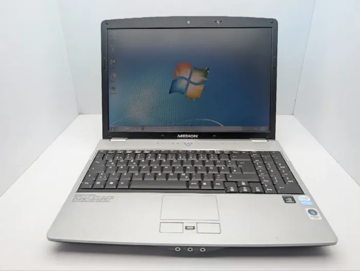 Ноутбук Medion 2180 / 15.4" (1366x768) TN / Intel Pentium T2330 (2 ядра по 1.6 GHz) / 4 GB DDR2 / 250 GB HDD / nVidia GeForce 9300M, 256 MB GDDR2, 64-bit / WebCam / DVD-ROM б/в - зображення 2