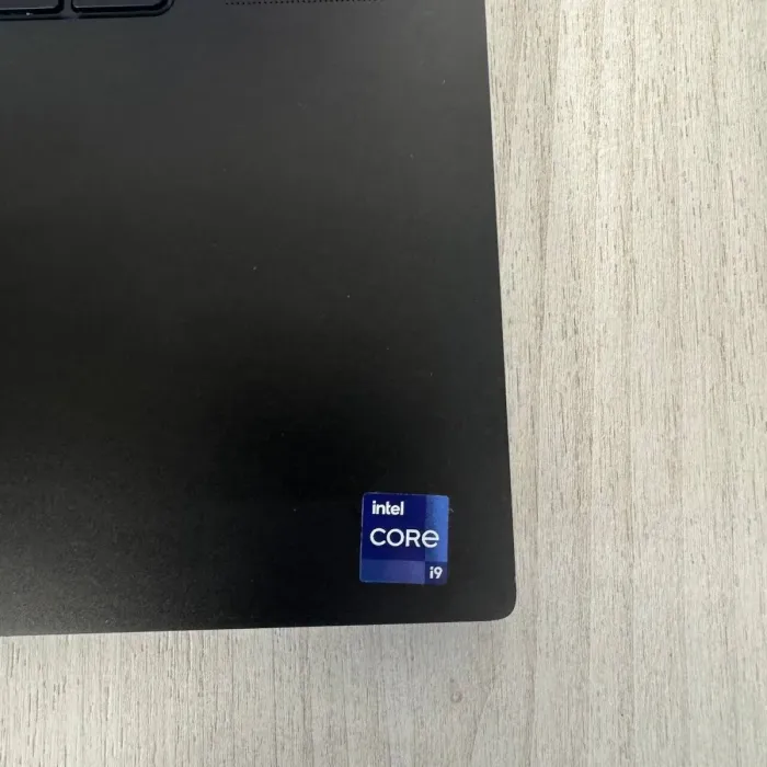 Ігровий ноутбук Б-класу Razer Blade 18 RZ09-0484 / 18" (2560x1600) IPS / Intel Core i9-13950HX (24 (32) ядра по 2,2 - 5,5 ГГц) / 32 ГБ DDR5 / 1000 ГБ SSD NVMe / nVidia GeForce RTX 4090, 16 ГБ GDDR6, 256-біт / Веб-камера б/в - зображення 8