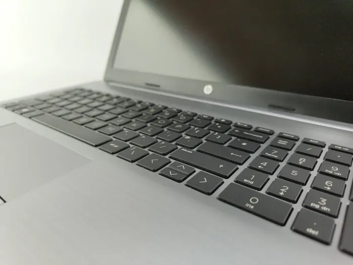 Ноутбук HP 255 G7 / 15.6" (1920x1080) TN / AMD Ryzen 3 3200U (2 (4) ядра по 2.6 - 3.5 GHz) / 8 GB DDR4 / 240 GB SSD / AMD Radeon Vega 3 Graphics / WebCam б/в - зображення 3