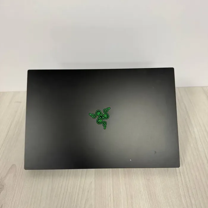 Ігровий ноутбук Б-клас Razer Blade 15 Gaming RZ09-0410 / 15.6" (2560x1440) IPS / Intel Core i7-11800H (8 (16) ядер по 2,3 - 4,6 ГГц) / 16 ГБ DDR4 / 512 ГБ SSD NVMe / nVidia GeForce RTX 3070, 8 ГБ GDDR6, 256-біт / WebCam б/в - зображення 3