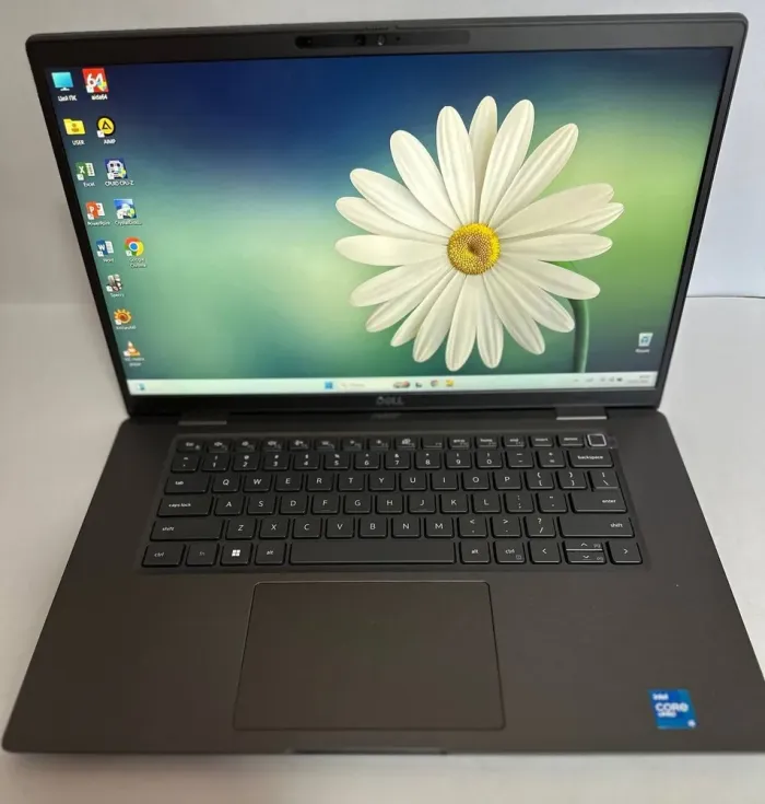 Ультрабук Б-клас Dell Latitude 7520 / 15.6" (1920x1080) IPS / Intel Core i5-1145G7 (4 (8) ядра по 2.6 - 4.4 GHz) / 16 GB DDR4 / 256 GB SSD / Intel Iris Xe Graphics / WebCam / Win 11 Pro б/в - зображення 2