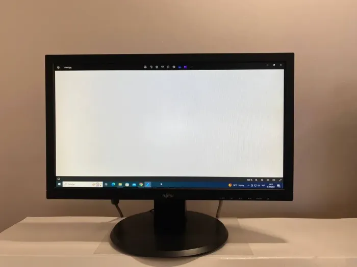 Монітор Fujitsu E20T-7 / 19.5" (1600x900) TN / DVI, VGA, Audio / Вбудовані колонки (2x 2W) / VESA 100x100 б/в - зображення 4