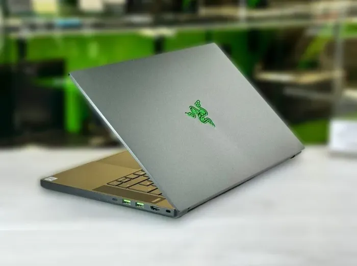 Ігровий ноутбук Razer Blade 15 RZ09 / 15.6" (1920x1080) IPS / Intel Core i7-9750H (6 (12) ядер по 2.6 - 4.5 GHz) / 16 GB DDR4 / 128 GB SSD + 1000 GB HDD / nVidia GeForce GTX 1660 Ti, 6 GB GDDR6, 192-bit / WebCam / Win 10 Home б/в - зображення 4