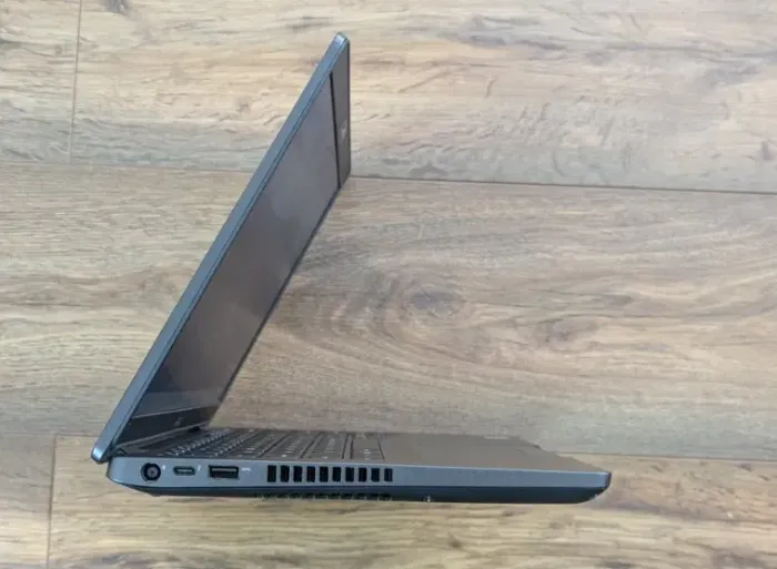 Ноутбук Dell Latitude 5401 / 14" (1366x768) TN / Intel Core i5-9300H (4 (8) ядра по 2.4 - 4.1 GHz) / 8 GB DDR4 / 256 GB SSD / Intel UHD Graphics 630 / WebCam б/в - зображення 4