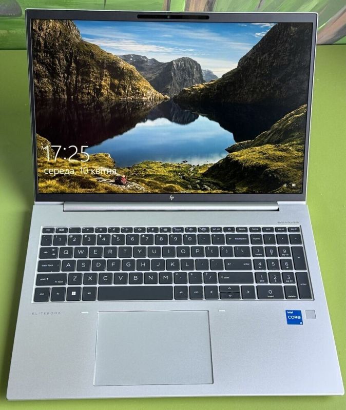 Ультрабук HP EliteBook 860 G10 / 16" (1920x1200) IPS / Intel Core i5-1345U (10 (12) ядер по 3.5 - 4.7 GHz) / 16 GB DDR5 / 512 GB SSD / Intel Iris Xe Graphics / WebCam / Fingerprint б/в - зображення 2