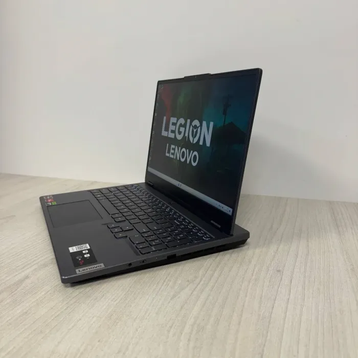 Ігровий ноутбук Lenovo Legion 5 15ARP8 / 15,6" (2560x1440) IPS / AMD Ryzen 7 7735HS (8 (16) ядер 3,2 - 4,75 ГГц) / 16 ГБ DDR5 / 512 ГБ SSD / nVidia GeForce RTX 4060, 8 ГБ GDDR6, 128-біт / Веб-камера б/в - зображення 4