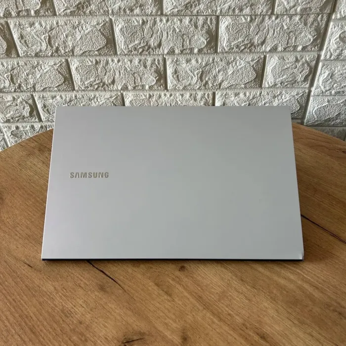 Ультрабук Б-клас Samsung Galaxy Book Ion White NP950XCJ-K02US / 15.6" (1920x1080) IPS / Intel Core i7-10510U (4 (8) ядра по 1.8 - 4.9 GHz) / 16 GB DDR4 / 256 GB SSD / Intel UHD Graphics / WebCam б/в - зображення 3