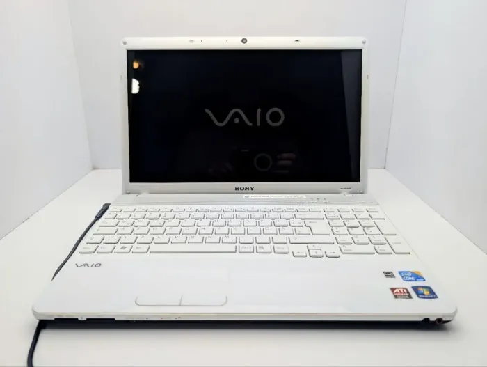 Ноутбук Sony VPC-EB / 15.6" (1366x768) TN / Intel Core i3-370M (2 (4) ядра по 2.4 GHz) / 6 GB DDR3 / 500 GB HDD / AMD Radeon HD 5650, 1 GB GDDR3, 128-bit / WebCam / DVD-ROM б/в - зображення 3