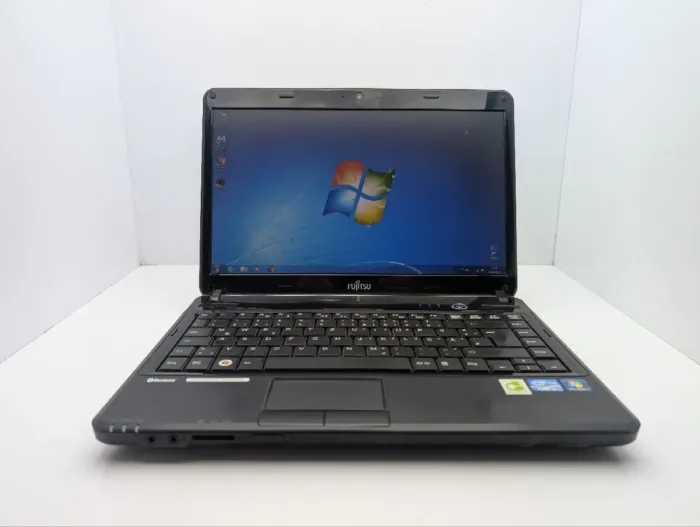 Ноутбук Fujitsu LifeBook AH531 / 15.6" (1366x768) TN / Intel Core i5-2430M (2 (4) ядра по 2.4 - 3.0 GHz) / 6 GB DDR3 / 240 GB HDD / Intel HD Graphics 3000 / WebCam б/в - зображення 2