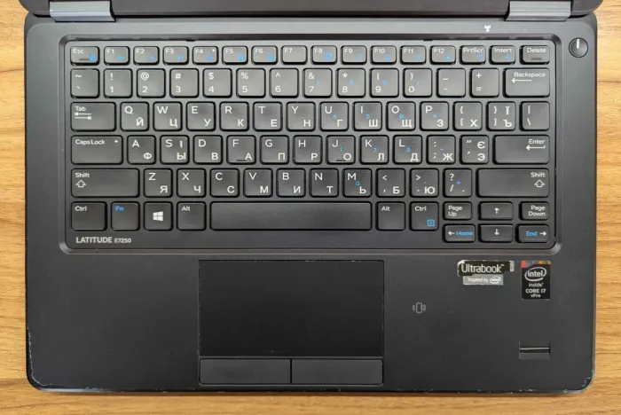 Нетбук Dell Latitude E7250 / 12.5" (1366x768) TN / Intel Core i7-5600U (2 (4) ядра по 2.6 - 3.2 GHz) / 8 GB DDR3 / 128 GB SSD / Intel HD Graphics 5500 / WebCam / Fingerprint / Windows 10 б/в - зображення 3