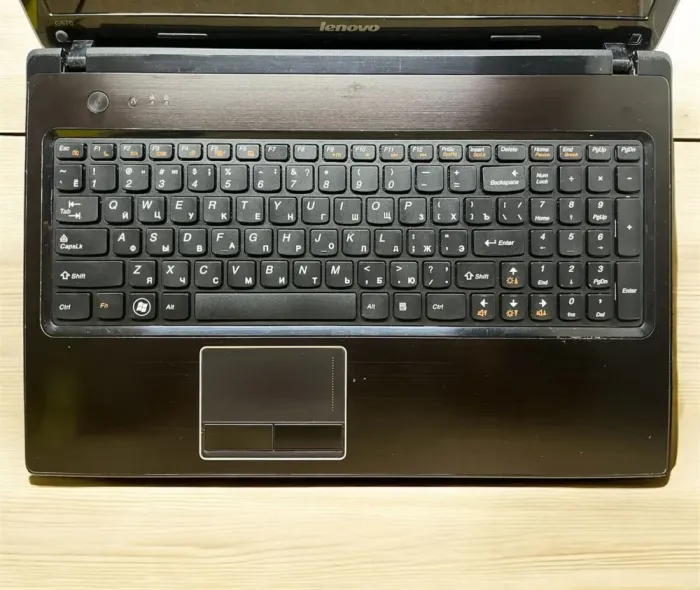 Ноутбук Lenovo G570 / 15.6" (1366x768) TN / Intel Core i3-2350M (2 (4) ядра по 2.3 GHz) / 4 GB DDR3 / 120 GB SSD / AMD Radeon HD 6370M, 1 GB GDDR3, 128-bit / WebCam б/в - зображення 3