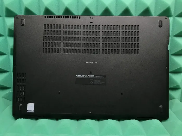 Ультрабук Б-клас Dell Latitude 5590 / 15.6" IPS / Core i7-8650U (4(8) ядра по 1.9-4.2GHz) / 8GB DDR4 / 256GB SSD M.2 / UHD Graphics 620 / USB 3.1 / HDMI / Win 10 б/в - зображення 9