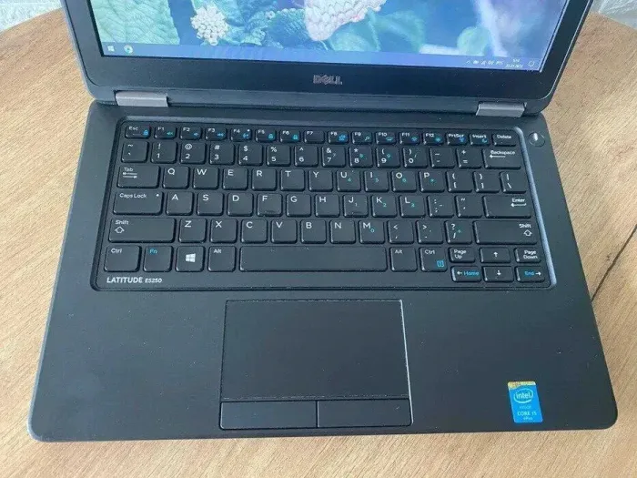 Нетбук Б-клас Dell Latitude E5250 / 12.5" (1366x768) TN / Intel Core i5-5300U (2 (4) ядра по 2.3 - 2.9 GHz) / 8 GB DDR3 / 256 GB SSD / Intel HD Graphics 5500 / HDMI б/в - зображення 3