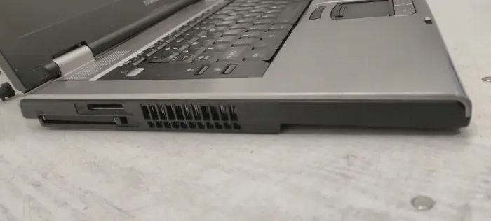 Ноутбук Toshiba Tecra A8 / 15.4" (1280x800) TN / Intel Core 2 Duo T5500 (2 ядра по 1.66 GHz) / 4 GB DDR2 / 160 GB HDD / Intel GMA 950 Graphics / Без АКБ б/в - зображення 4