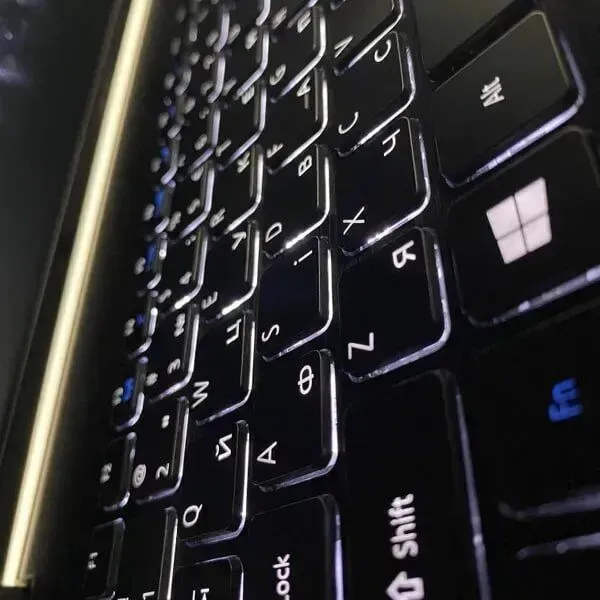 Ноутбук Б-клас Acer Aspire E5-576G / 15.6" (1366x768) TN / Intel Core i5-8250U (4 (8) ядра по 1.6 - 3.4 GHz) / 16 GB DDR3 / 512 GB SSD / nVidia GeForce MX150, 2 GB GDDR5, 64-bit / WebCam / HDMI б/в - зображення 6