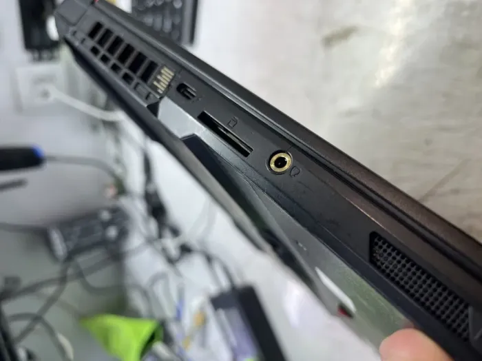 Ігровий ноутбук Б-клас MSI Raider GE78HX 13VG-020US / 17" (2560x1600) IPS / Intel Core i9-13950HX (24 (32) ядра по 2.2 - 5.5 GHz) / 32 GB DDR5 / 960 GB SSD / nVidia GeForce RTX 4070, 8 GB GDDR6, 128-bit / WebCam б/в - зображення 3