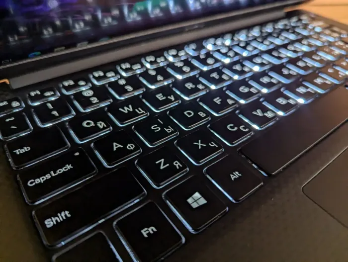 Ультрабук Dell XPS 13 9350 / 13.3" (1920x1080) IPS / Intel Core i5-6200U (2 (4) ядра по 2.3 - 2.8 GHz) / 8 GB DDR3 / 256 GB SSD / Intel HD Graphics 520 / Windows 10 б/в - зображення 6