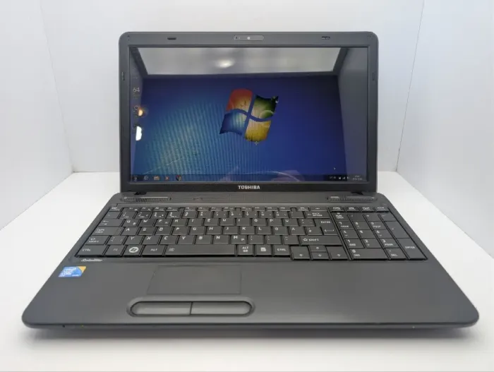 Ноутбук Toshiba Satellite C650 / 15.6" (1366x768) TN / Intel Pentium T4500 (2 (4) ядра по 2.3 GHz) / 6 GB DDR3 / 320 GB HDD / Intel HD Graphics / WebCam / DVD-ROM б/в - зображення 2