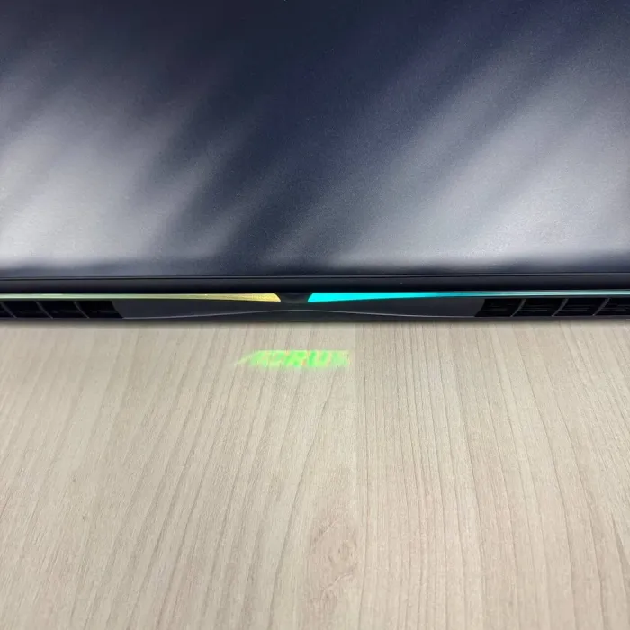 Ігровий ноутбук Б-клас Gigabyte Aorus Master 16 BZH / 16" (2560x1600) IPS / Intel Core Ultra 9 275HX (24 ядра по 2.1 - 5.4 GHz) / 32 GB DDR5 / 2000 GB SSD NVMe / nVidia GeForce RTX 5090, 24 GB GDDR7, 256-bit / WebCam б/в - зображення 8