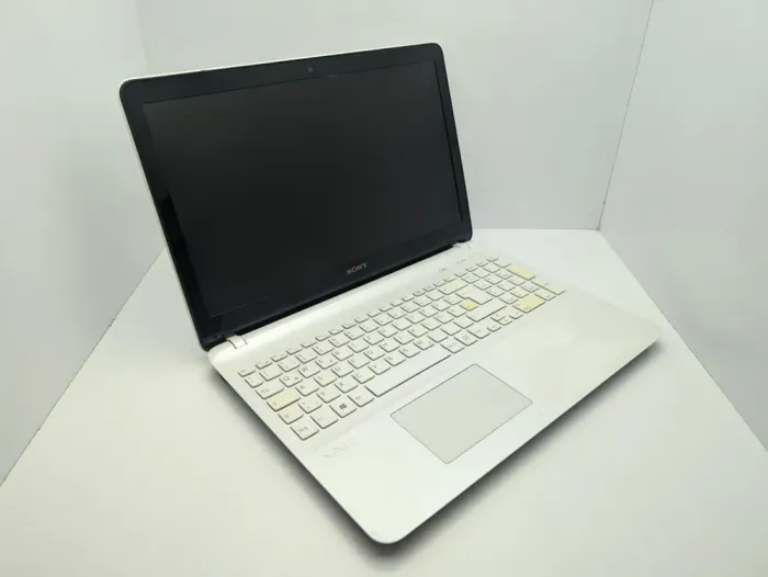 Ноутбук Sony SVF152C29M / 15.6" (1366x768) TN / Intel Pentium 2117U (2 ядра по 1.8 GHz) / 6 GB DDR3 / 320 GB HDD / Intel HD Graphics 2500 / WebCam б/в - зображення 3