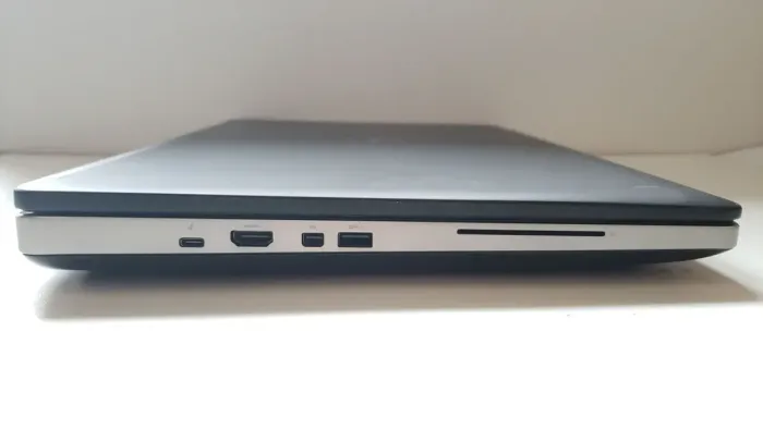 Мобільна робоча станція Dell Precision 7720 / 17.3" (1920x1080) IPS / Intel Core i7-6820HQ (4 (8) ядра по 2.7 - 3.6 GHz) / 16 GB DDR4 / 256 GB SSD M.2 + 500 GB HDD / AMD Radeon Pro WX 4130, 2 GB GDDR5, 128-bit / WebCam / Win 10 Pro б/в - зображення 7