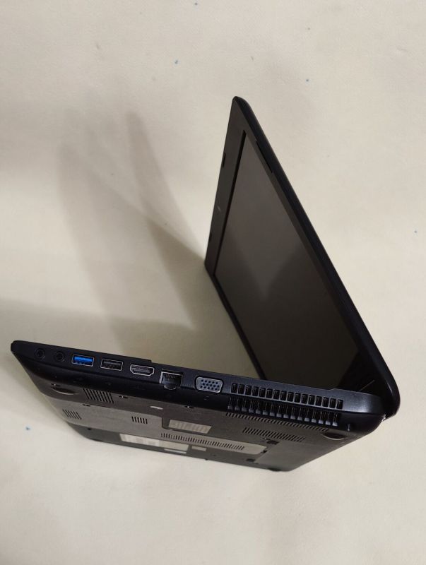 Ноутбук Toshiba Satellite C55 / 15.6" (1366x768) TN / Intel Core i3-3110M (2 (4) ядра по 2.4 GHz) / 8 GB DDR3 / 128 GB SSD / Intel HD Graphics 4000 / WebCam / DVD-ROM б/в - зображення 6