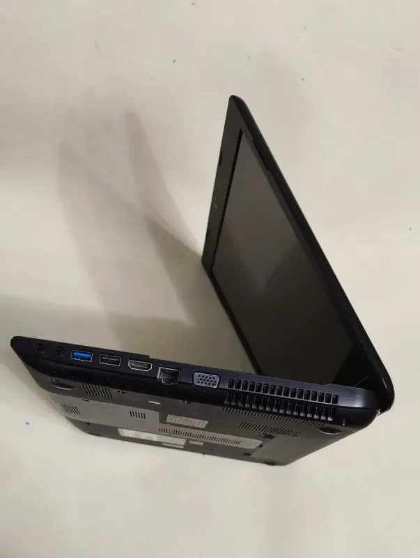 Ноутбук Toshiba Satellite C55 / 15.6" (1366x768) TN / Intel Core i3-3110M (2 (4) ядра по 2.4 GHz) / 8 GB DDR3 / 128 GB SSD / Intel HD Graphics 4000 / WebCam / DVD-ROM б/в - зображення 6