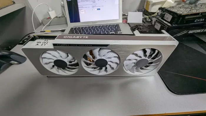 Дискретна відеокарта nVidia GeForce RTX 3080, 10 GB GDDR6X, 320-bit / 2x HDMI, 2x DisplayPort / Система охолодження від Gigabyte Vision б/в - зображення 2