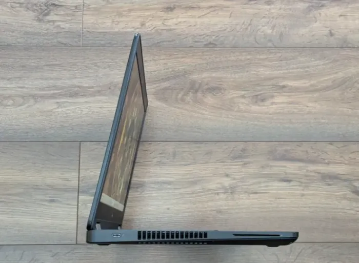 Ігровий ноутбук Dell Precision 3510 / 15.6" (1920x1080) IPS / Intel Core i7-6820HQ (4 (8) ядра по 2.7 - 3.6 GHz) / 8 GB DDR4 / 512 GB SSD / AMD Radeon R9 M360, 2 GB GDDR5, 128-bit / WebCam / Win 11 б/в - зображення 4