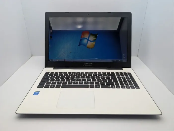 Ноутбук Asus X553M / 15.6" (1366x768) TN / Intel Celeron N2830 (2 ядра по 2.16 - 2.41 GHz) / 8 GB DDR3 / 500 GB HDD / Intel HD Graphics / WebCam / DVD-ROM б/в - зображення 2