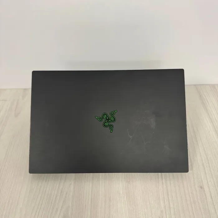 Ігровий ноутбук Б-класу Razer Blade 15 RZ09-02386 / 15,6" (1920x1080) IPS / Intel Core i7-9850H (6 (12) ядер по 2,6 - 4,6 ГГц) / 16 ГБ DDR4 / 512 ГБ SSD NVMe / nVidia GeForce GTX 1070 Max-Q, 8 ГБ GDDR5, 256-біт б/в - зображення 3