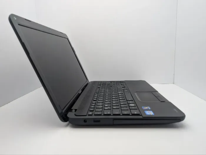 Ноутбук Toshiba Satellite C855 / 15.6" (1366x768) TN / Intel Core i3-2350M (2 (4) ядра по 2.3 GHz) / 6 GB DDR3 / 500 GB HDD / Intel HD Graphics 3000 / WebCam б/в - зображення 4