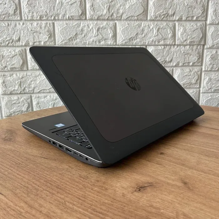Мобільна робоча станція Б-клас HP ZBook Studio G4 / 15.6" (1920x1080) TN / Intel Xeon E3-1505M v6 (4 (8) ядра по 3.0 - 4.0 GHz) / 16 GB DDR4 / 256 GB SSD M.2 / nVidia Quadro M620, 2 GB GDDR5, 128-bit / WebCam б/в - зображення 6