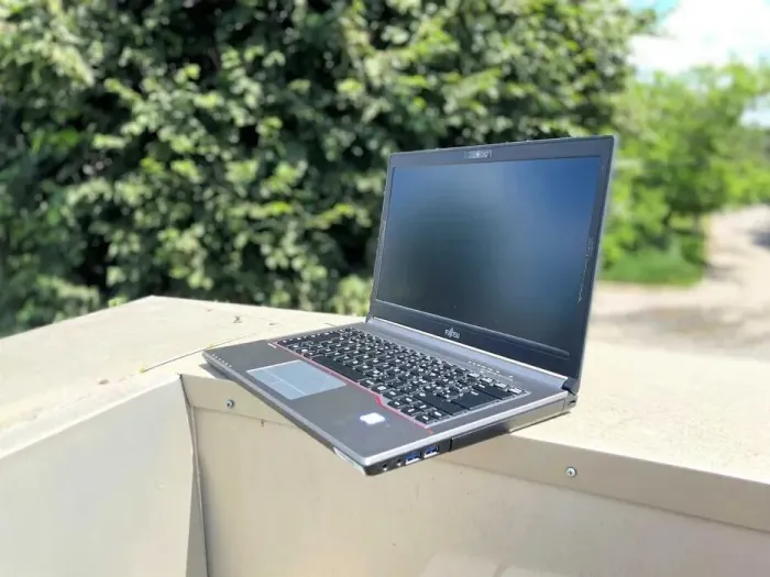 Ноутбук Fujitsu LifeBook E746 / 14" (1366x768) TN / Intel Core i5-6300U (2 (4) ядра по 2.4 - 3.0 GHz) / 8 GB DDR4 / 256 GB SSD / Intel HD Graphics 520 / WebCam / Win 10 б/в - зображення 8