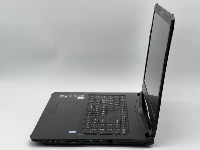 Ігровий ноутбук System76 Oryx Pro / 17.3" (1920x1080) IPS / Intel Core i7-7820HK (4 (8) ядра по 2.9 - 3.9 GHz) / 32 GB DDR3 / 960 GB SSD / nVidia GeForce GTX 1070, 8 GB GDDR5, 256-bit / WebCam б/в - зображення 4