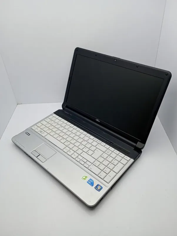 Ноутбук Asus K72 / 17.3" (1600x900) TN / Intel Core i5-450M (2 (4) ядра по 2.4 - 2.66 GHz) / 6 GB DDR3 / 120 GB SSD / Intel HD Graphics / WebCam б/в - зображення 5