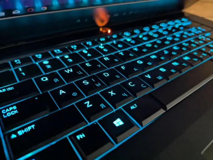 Ігровий ноутбук Dell Alienware 15 R4 / 15.6" (3840x2160) IPS / Intel Core i9-8950HK (6 (12) ядер по 2.9 - 4.8 GHz) / 16 GB DDR4 / 512 GB SSD / nVidia GeForce GTX 1080, 8 GB GDDR5X, 256-bit / WebCam / Windows 10 б/в - зображення 6