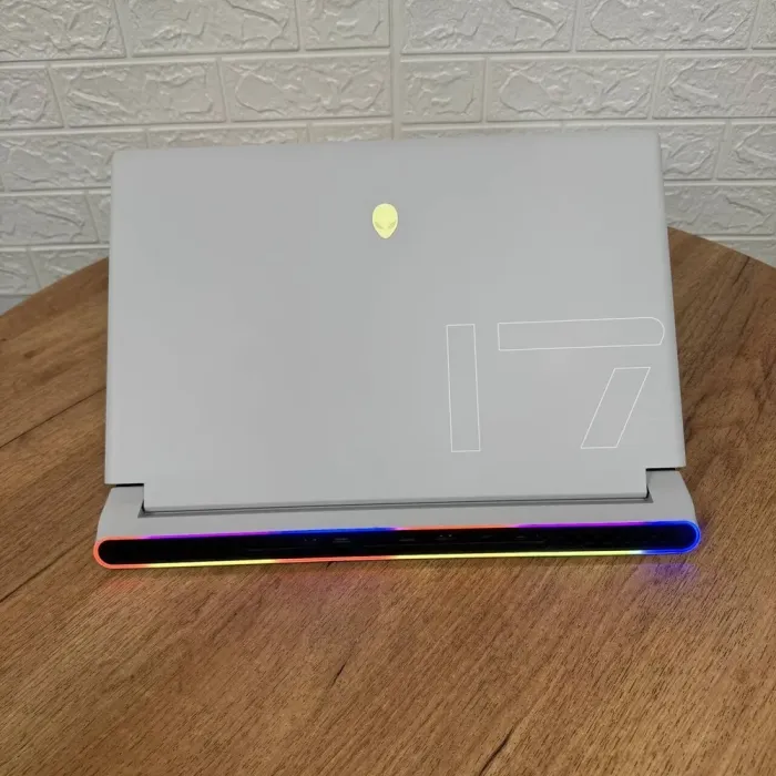 Ігровий ноутбук Dell Alienware x17 R1 White / 17.3" (1920x1080) IPS / Intel Core i7-11800H (8 (16) ядер по 2.3 - 4.6 GHz) / 16 GB DDR4 / 1000 GB SSD NVMe / nVidia GeForce RTX 3070, 8 GB GDDR6, 256-bit / WebCam б/в - зображення 3