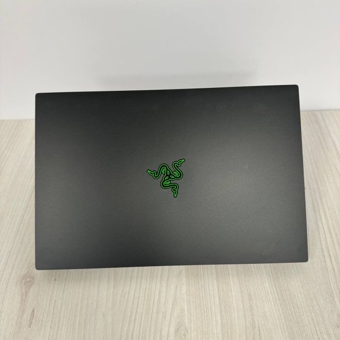 Ігровий ноутбук Razer Blade 15 RZ09-02705 / 15.6" (1920x1080) IPS / Intel Core i7-8750H (6 (12) ядер по 2.2 - 4.1 GHz) / 16 GB DDR4 / 512 GB SSD / nVidia GeForce GTX 1060 Max-Q, 6 GB GDDR5, 192-bit / WebCam б/в - зображення 3