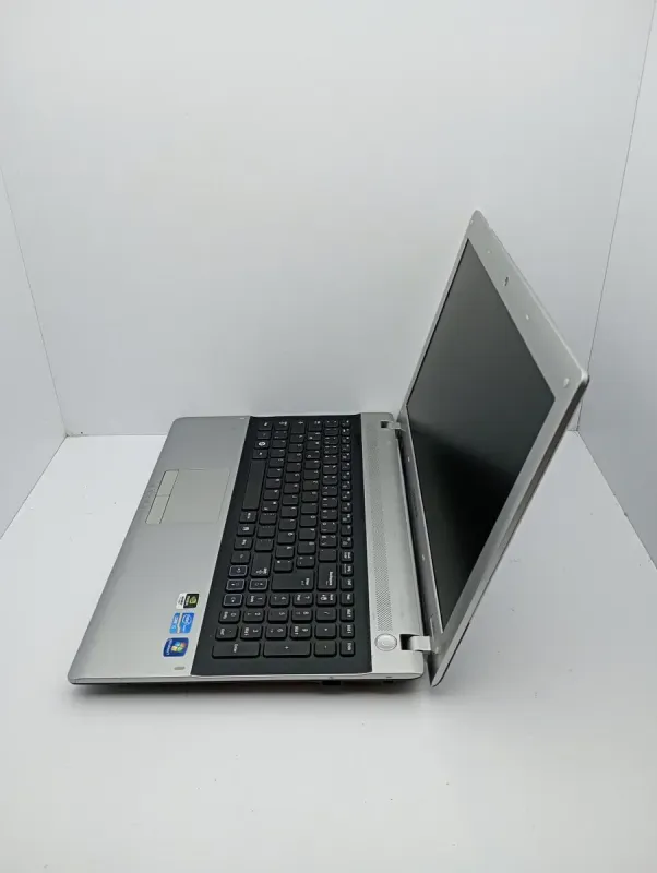 Ноутбук Samsung R520 / 15.6" (1366x768) TN / Intel Core i5-2410M (2 (4) ядра по 2.3 - 2.9 GHz) / 6 GB DDR3 / 500 GB HDD / nVidia GeForce GT 520M, 1 GB GDDR3, 64-bit / WebCam б/в - зображення 6