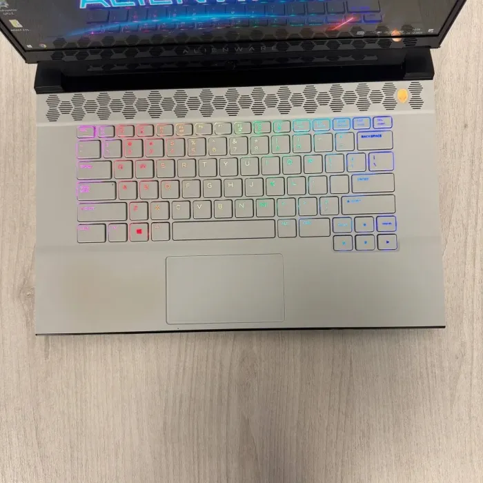 Ігровий ноутбук Dell Alienware m15 R3 White / 15.6" (3840x2160) IPS / Intel Core i7-10875H (8 (16) ядер по 2,3 - 5,1 ГГц) / 32 ГБ DDR4 / 512 ГБ SSD / nVidia GeForce RTX 2080 Super Max-Q, 8 ГБ GDDR6, 256-біт / WebCam б/в - зображення 3