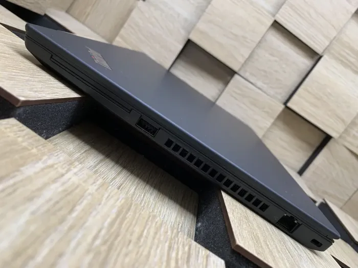 Ультрабук Lenovo ThinkPad T490 / 14" (1920x1080) IPS / Intel Core i5-8265U (4 (8) ядра по 1.6 - 3.9 GHz) / 8 GB DDR4 / 256 GB SSD M.2 / Intel UHD Graphics 630 / WebCam / Fingerprint / HDMI б/в - зображення 6