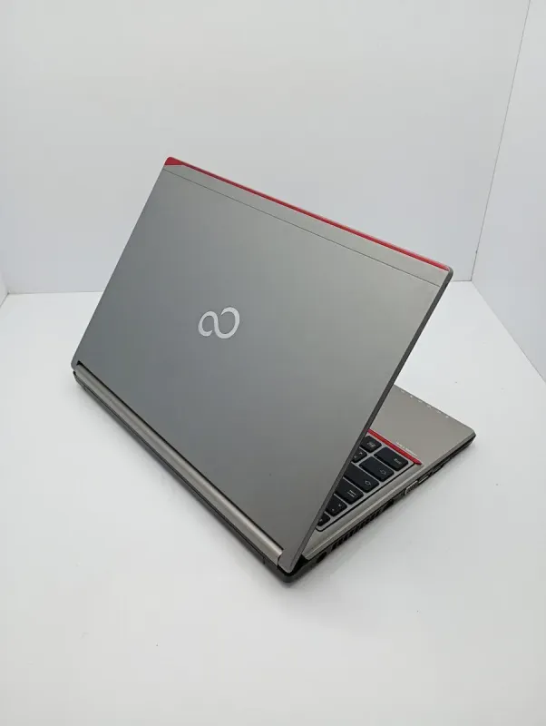 Ноутбук Fujitsu Lifebook E736 / 13.3" (1366x768) TN / Intel Core i5-6300U (2 (4) ядра по 2.4 - 3.0 GHz) / 4 GB DDR4 / 120 GB SSD / Intel HD Graphics 500 / WebCam б/в - зображення 6