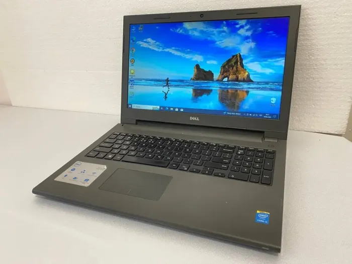 Ноутбук Б-клас Dell Vostro 3546 / 15.6" (1366x768) TN / Intel Core i3-4005U (2 (4) ядра по 1.7 GHz) / 8 GB DDR3 / 500 GB HDD / Intel HD Graphics 4400 / WebCam / DVD-RW б/в - зображення 2