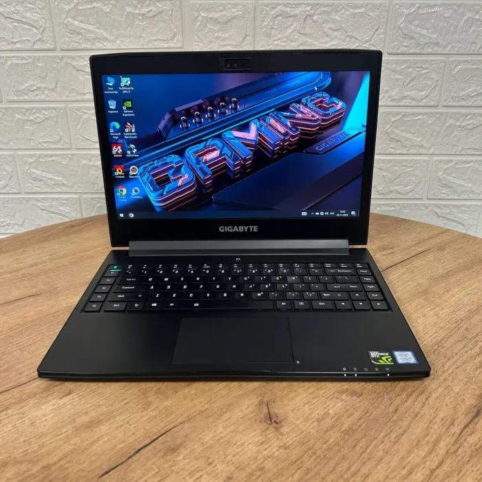 Ігровий ультрабук Б-клас Gigabyte Aero 14 / 14" (2560x1440) IPS / Intel Core i7-7700HQ (4 (8) ядра по 2.8 - 3.8 GHz) / 16 GB DDR4 / 512 GB SSD / nVidia GeForce GTX 1060, 6 GB GDDR5, 192-bit / WebCam б/в - зображення 2